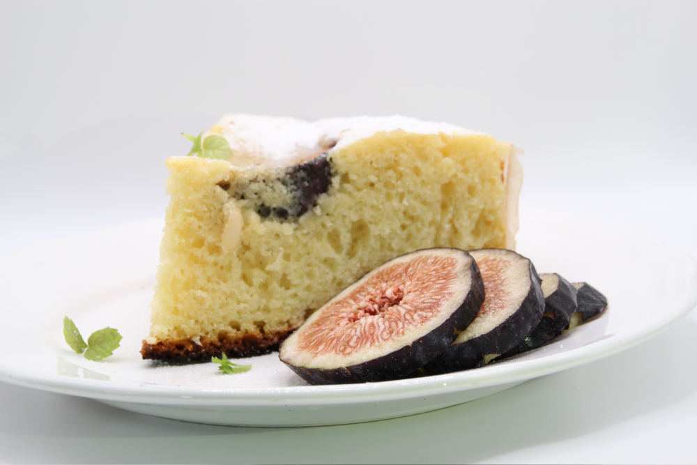 Bizcocho de brevas con piñones