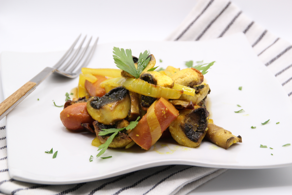 Champiñones en salsa con salchichas