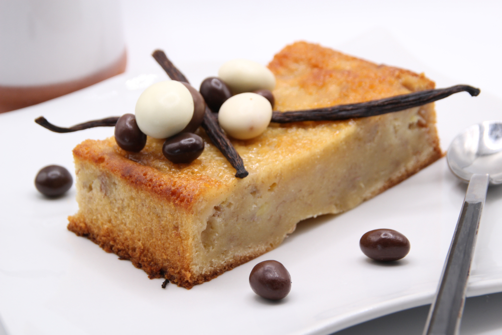 Tarta de chocolate blanco con plátanos