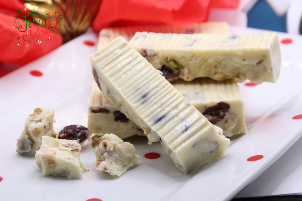 Turrón de chocolate blanco con arroz inflado, pistachos y arándanos