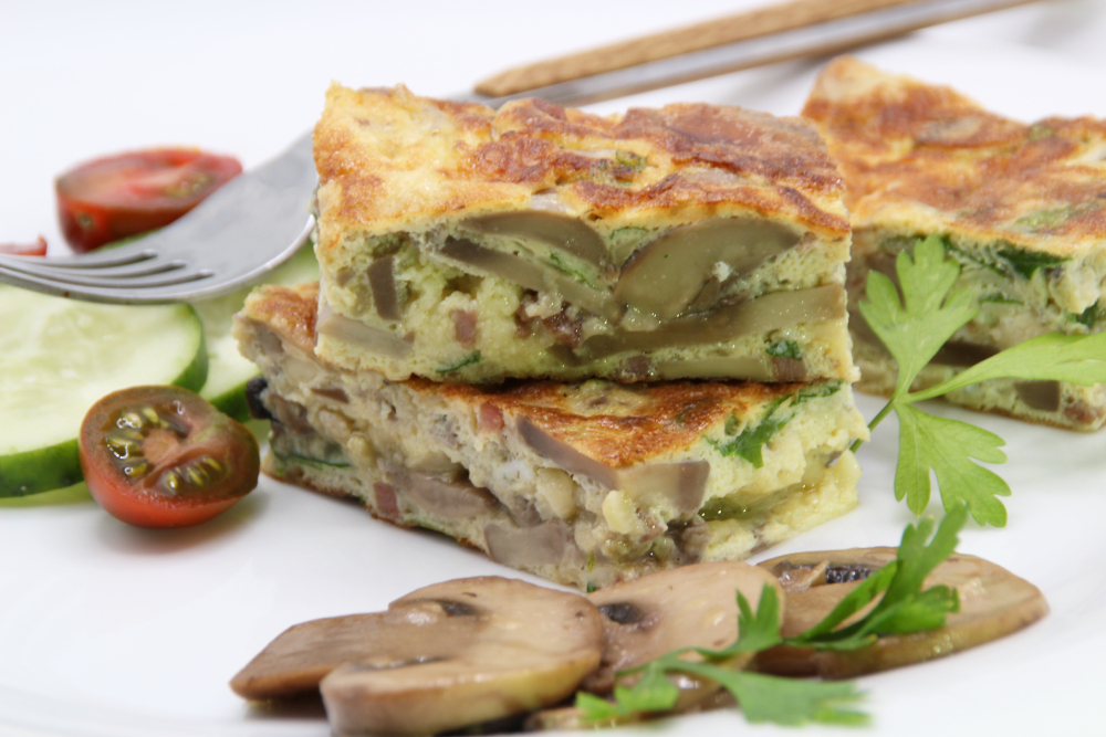 Tortilla de champiñones rellena de jamón y queso