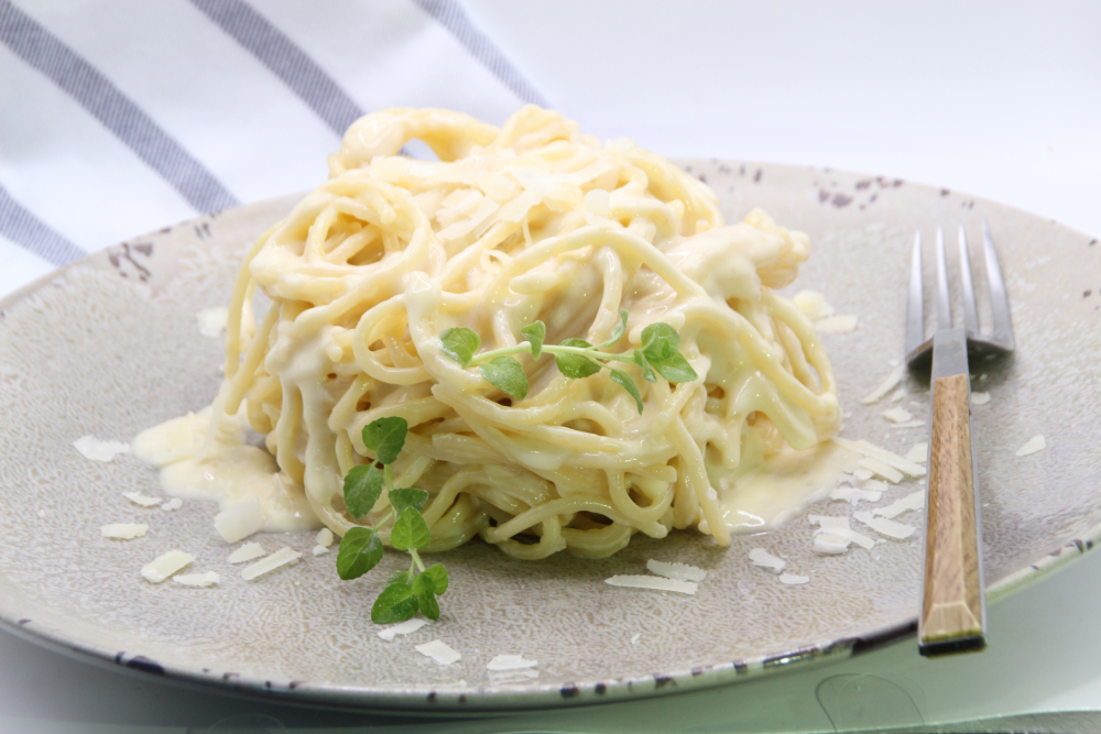 Espaguetis en salsa Alfredo
