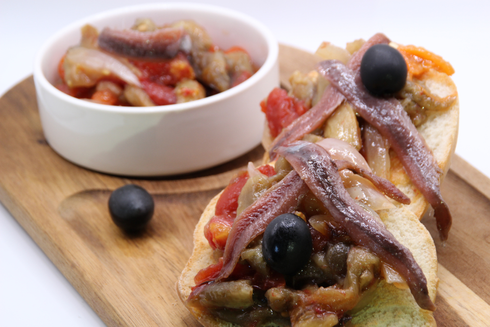 Tostadas de verduras asadas con anchoas