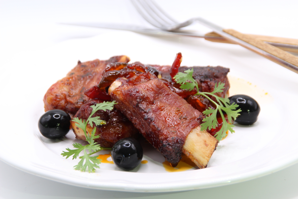 Costillar asado con pimientos caramelizados